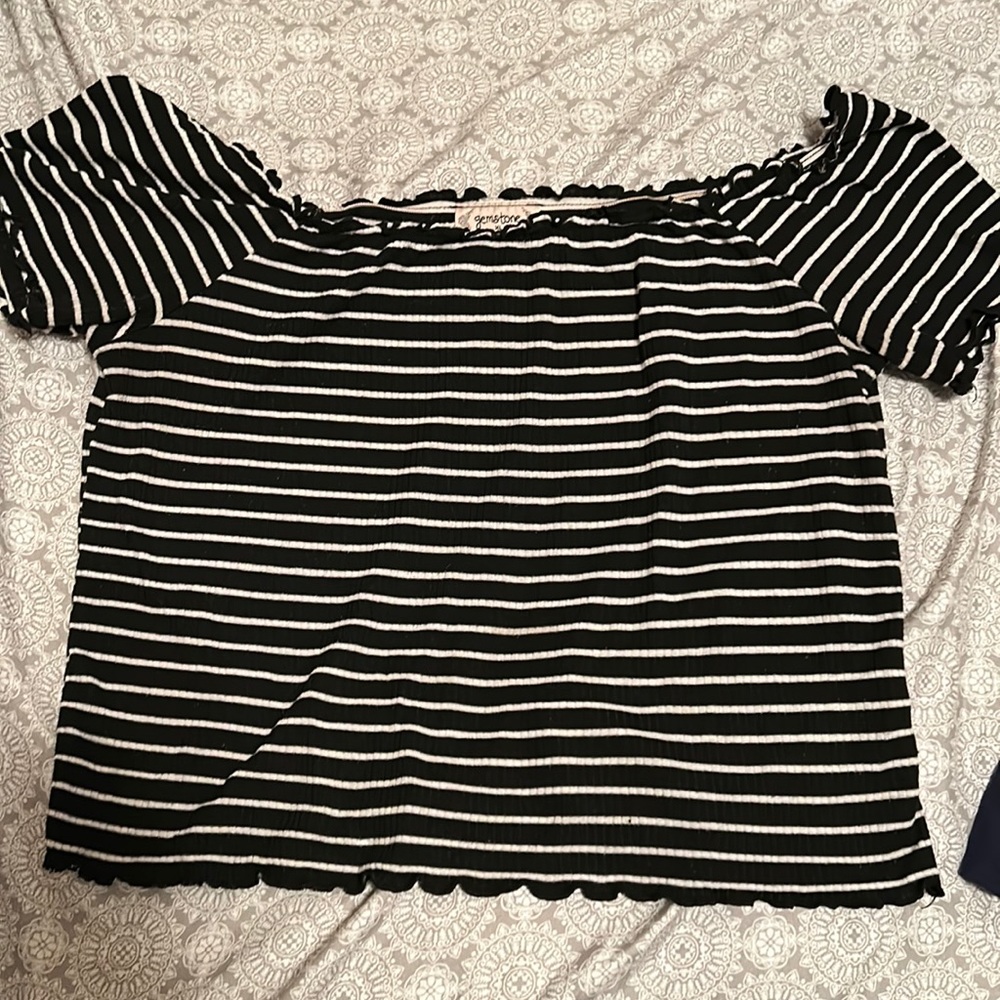 Off-shoulder or half on shoulder crop top!